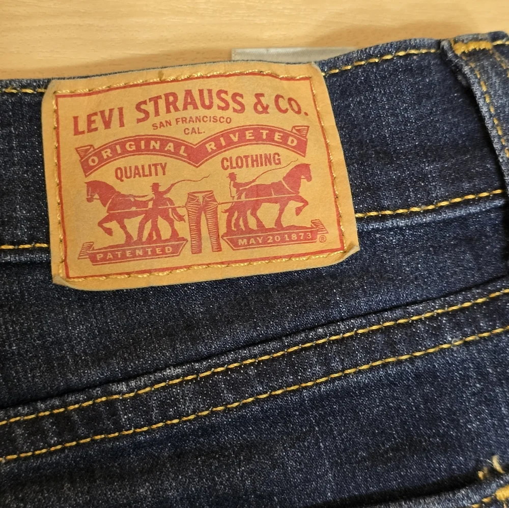 Levis Jeans Womens Size 6 W28 L32 Blue Classic Bootcut Dark Wash Denim MidRise - Picture 11 of 16